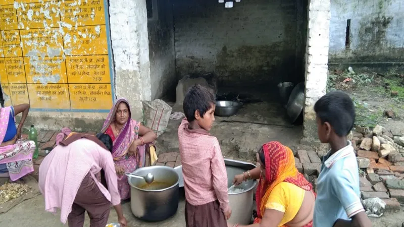 रायबरेली: स्कूलों में मिड-डे मील व्यवस्था बेपटरी, मानकों की जमकर हो रही अनदेखी