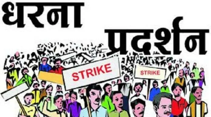रुद्रपुर: उजाड़े गए दुकानदारों ने दिया धरना, पुलिस ने की घेराबंदी
