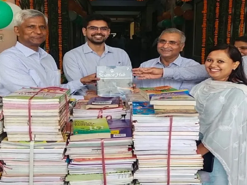 मुरादाबाद : जिलाधिकारी ने जरूरतमंदों की पढ़ाई के लिए दान की 600 पुस्तकें