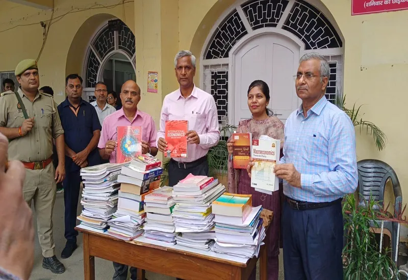 मुरादाबाद : डीएम ने जरूरतमंदों के लिए दान की 250 पुस्तकें, छात्रों को पढ़ाई में मिलेगी मदद 