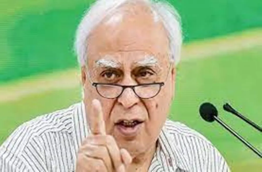 सिब्बल ने भाजपा पर साधा निशाना, बोले- पहले भ्रष्टाचारियों पर हमला करो, फिर उन्हें गले लगाओ