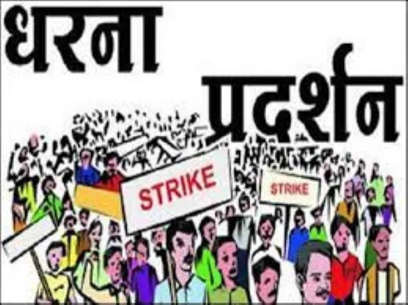रुद्रपुर: दबंग पर पार्क पर कब्जे का आरोप, विरोध में लोगों का चौकी में धरना