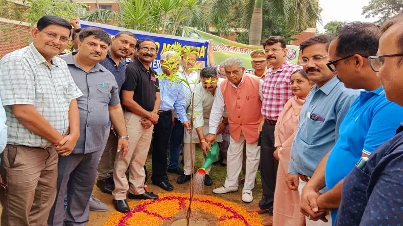 मनरेगा में काम करने वालों को खेतों में पौधे लगाने को प्रेरित करें : डॉ. अरुण कुमार