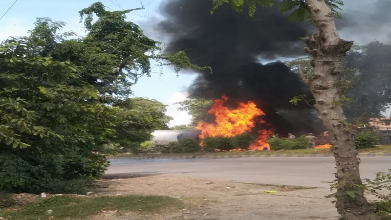 अयोध्या: सड़क हादसों में एक की मौत, तीन घायल, सलारपुर में आग का गोला बना टैंकर