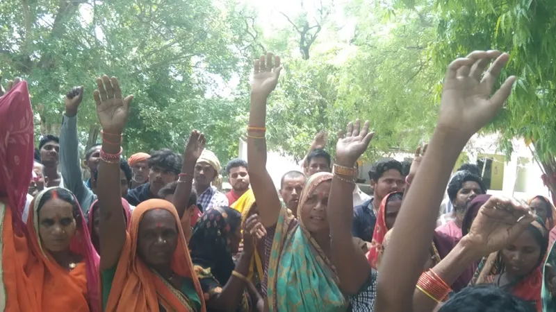 बहराइच: लेखपाल के विरुद्ध नहीं थम रहा आक्रोश, ग्रामीणों ने नारेबाजी करते हुए किया प्रदर्शन, जानें वजह  
