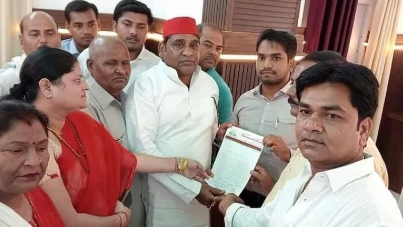 Etawah: सफारी में जन्मे तीन शावकों की मौत का मामला, सपा कार्यकर्ताओं ने कलेक्ट्रेट पहुंचकर डीएम को दिया ज्ञापन