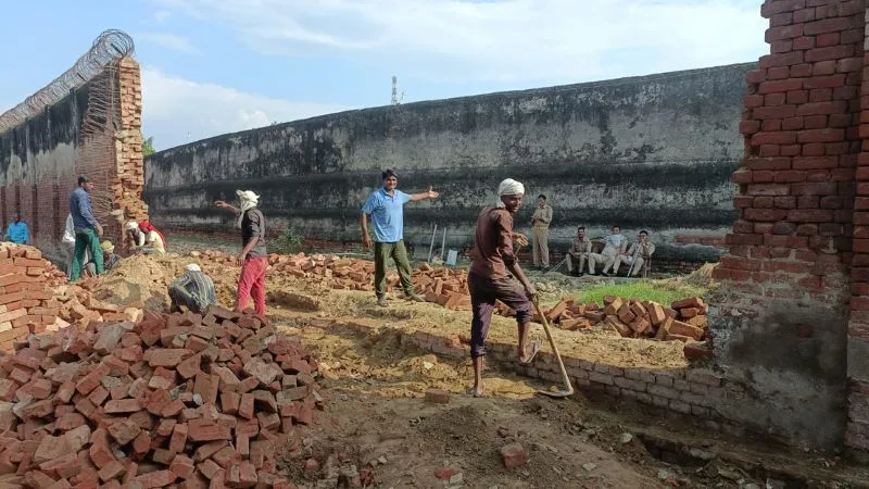इटावा में बड़ा हादसा होने से टला, जिला जेल की मुख्य वाउन्ड्री बॉल गिरी, बसपा सरकार में नहीं हुआ था पूरा निर्माण