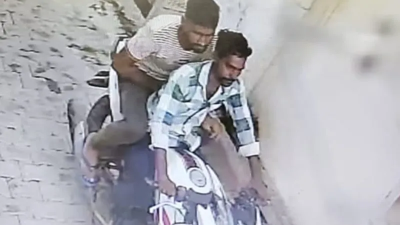 Etawah News : बाइक सवार लुटेरों का आतंक, महिला के गले से लूटी चेन, मंदिर से पूजा कर लौट रही थी, CCTV में कैद घटना