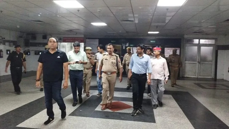 Etawah: मरीजों को पीटने वाले डॉक्टर निलंबित, मुकदमा दर्ज, शासन के निर्देशन पर डीएम ने जांच कमेटी का किया गठन 