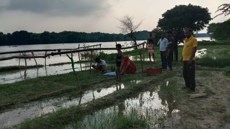 Etawah News : यमुना का बढ़ा जलस्तर, तटवर्ती इलाकों में बाढ़ का खतरा, ग्रामीणों का सतर्क रहने की दी गई चेतावनी