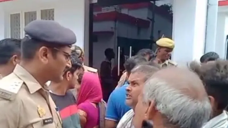 Farrukhabad News: पिता-पुत्र के शव मिलने पर परिजनों का हंगामा, दोहरे हत्याकांड में मृत आश्रितों को 50 लाख मिलेंगे