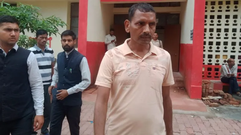 Farrukhabad News: वकील से मारपीट कर लूटे थे रुपये, सलाखों के पीछे भेजा गया दरोगा, जालौन के पीटीएस में है तैनात 