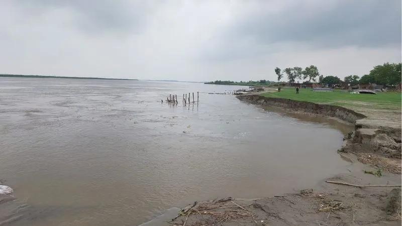 Farrukhabad: उफनाई गंगा में समा गए खेत और कब्रिस्तान, ग्रामीणों की नींद हराम, प्रशासन की व्यवस्था धरी रह गई