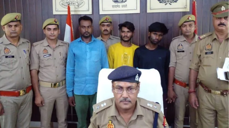 Farrukhabad News : अंतर्जनपदीय मोबाइल लूट गिरोह का भंडाफोड, तीन आरोपी गिरफ्तार, 11 मोबाइल बरामद