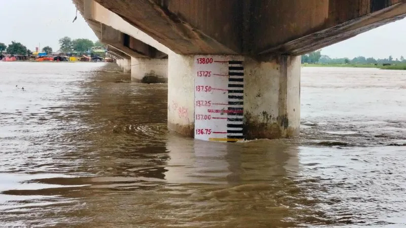 Farrukhabad में गंगा ने भरा उफान, स्कूल व गांव में भरने लगा पानी, Kanpur Dehat में यमुना का बढ़ा जलस्तर