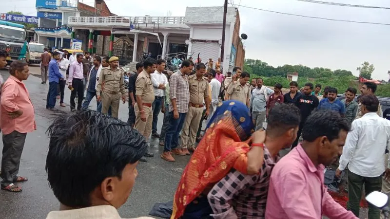 Fatehpur Accident: डंपर ने स्कूटी में मारी टक्कर, मामा-भांजी की मौत, परिजन रो-रोकर हुए बदहवास