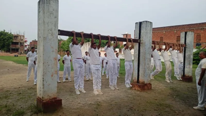 Fatehpur: वेपन हैंडलिंग व स्कवाड ड्रिल में देखा जवानों का जोश, पुलिस कप्तान ने रिजर्व पुलिस लाइन में परेड का लिया जायजा