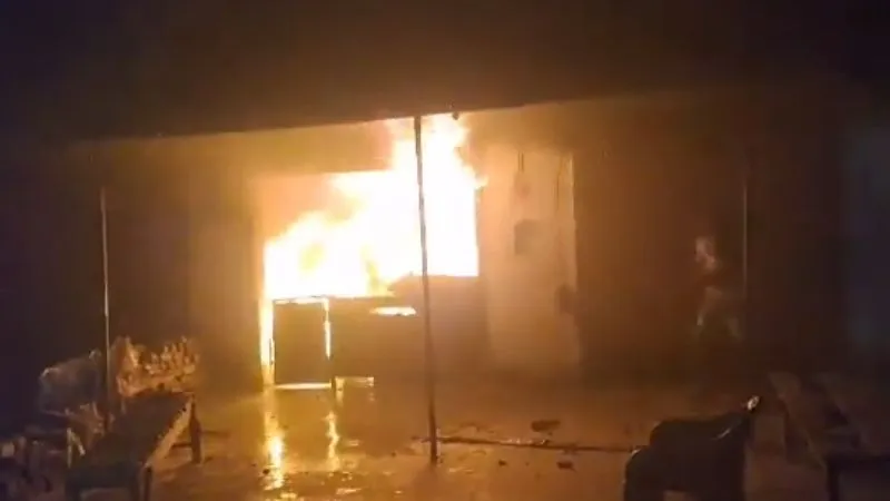 Fatehpur Fire : इलेक्ट्रॉनिक दुकान में लगी आग, धू-धू कर जला सामान, तीन लाख से अधिक का नुकसान