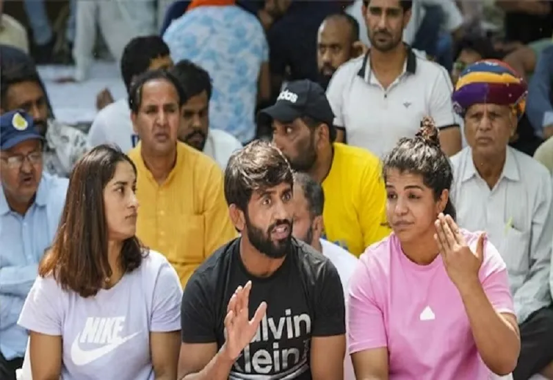 एशियाई खेलों के ट्रायल्स में छूट के विरोध में सड़कों पर उतरे युवा पहलवान, IOA मुख्यालय पर किया प्रदर्शन 