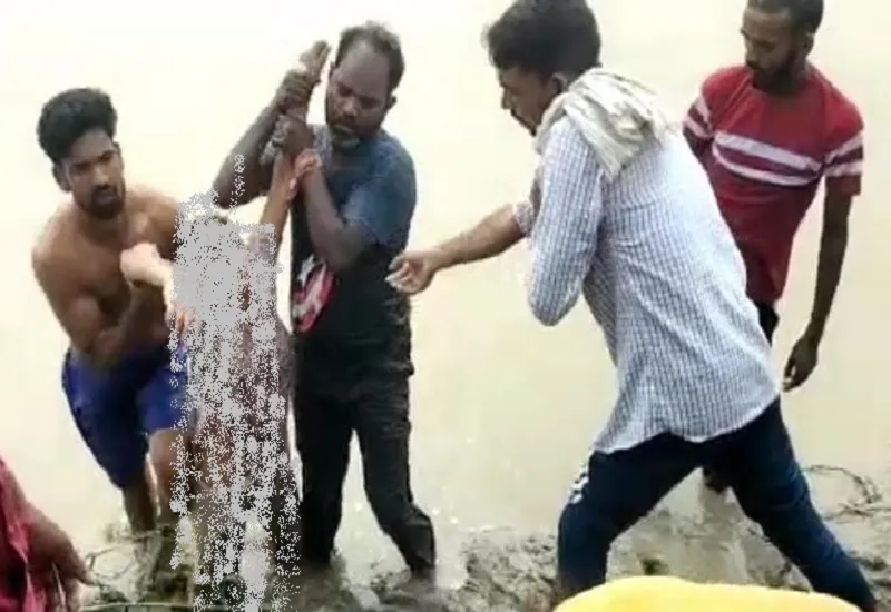 मुरादाबाद : प्रेमी के शादी से इनकार पर प्रेमिका ने रामगंगा में लगा दी छलांग, डूब रही युवती को युवकों ने बचाया