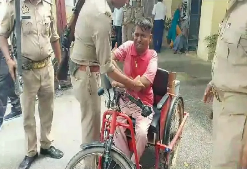 मुरादाबाद : डीएम कार्यालय पर दिव्यांग ने खुद पर पेट्रोल डालकर की आत्मदाह की कोशिश, मचा हड़कंप