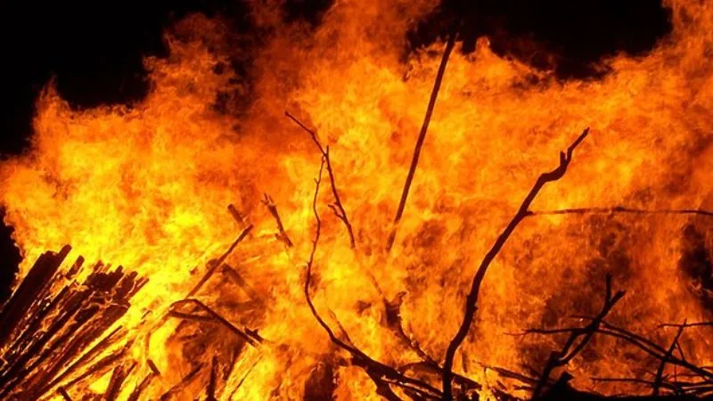 Mahoba Fire: शार्ट शर्किट से मकान में लगी आग, लाखों रुपये का नुकसान, किसान के सामने रोजी-रोटी का संकट