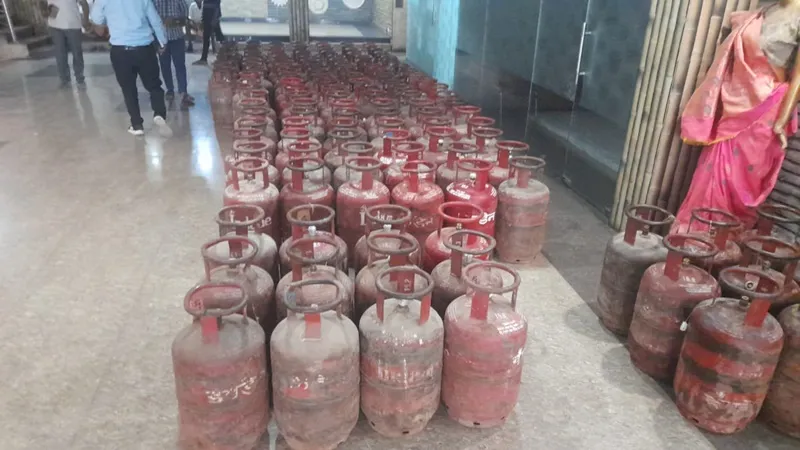 वाराणसी: लंका थाना के 100 मीटर की दूरी पर पकड़ा गया सौ से अधिक सिलेंडर का खेप