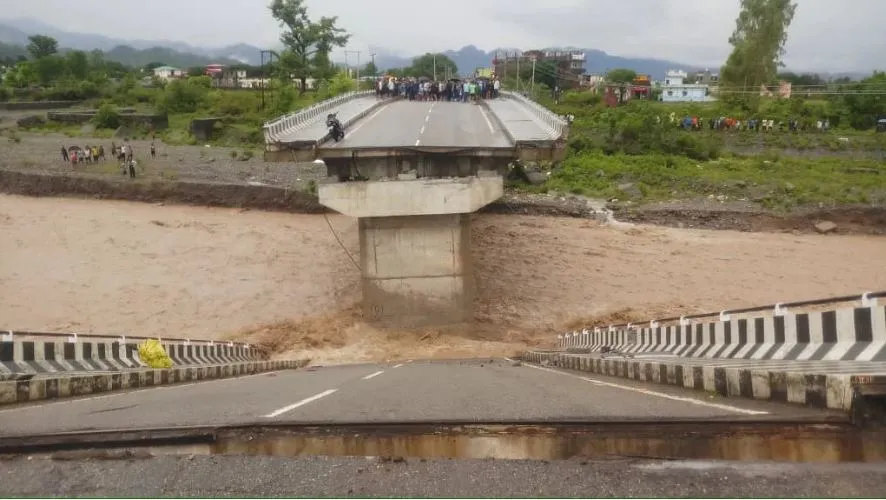 Uttarakhand Weather: बारिश ने बरपाया कहर, कोटद्वार में मालन पुल टूटा, कई गांव का संपर्क कटा
