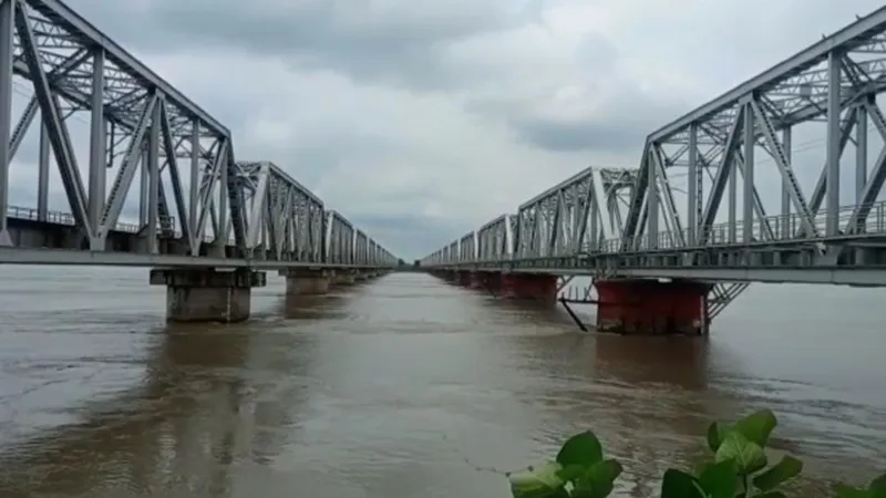 बहराइच: लाल निशान के करीब पहुंची घाघरा नदी, नदियों में बढ़ा पानी