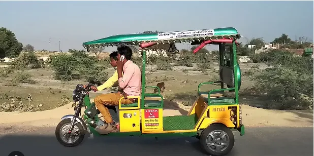 काशीपुर: ई-रिक्शा में बैठी सवारियां ई-रिक्शा लेकर हुई फरार