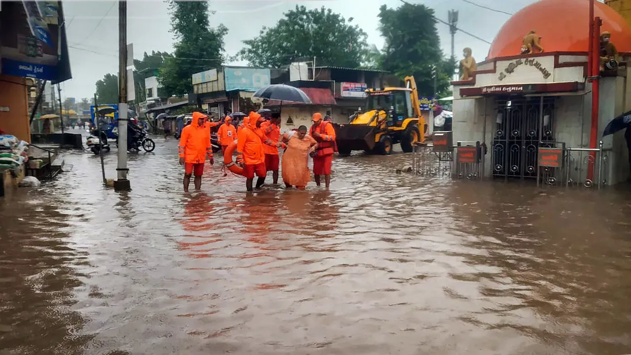 जम्मू में मूसलाधार बारिश के बीच दो जिलों के लिए बाढ़ की चेतावनी 