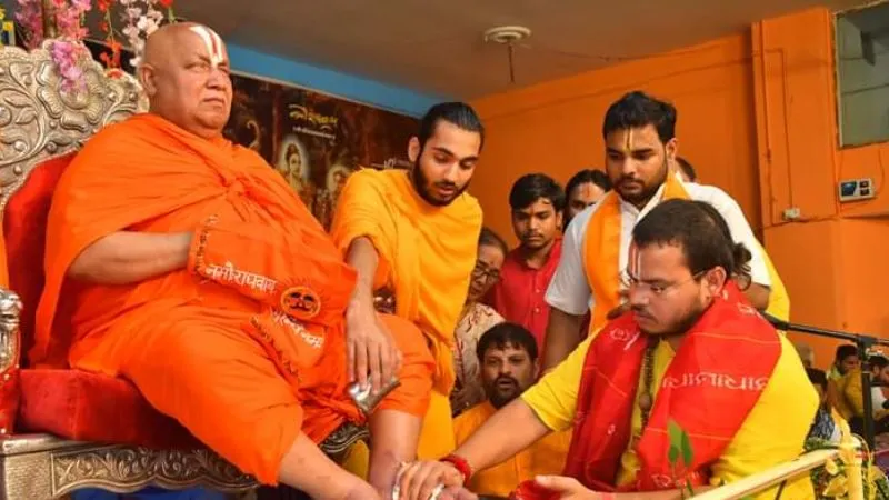 Chitrakoot News: गुरुओं की पूजा-अर्चना कर शिष्यों ने लिया आशीर्वाद, जिले में श्रद्धापूर्वक मनाई गई गुरु पूर्णिमा