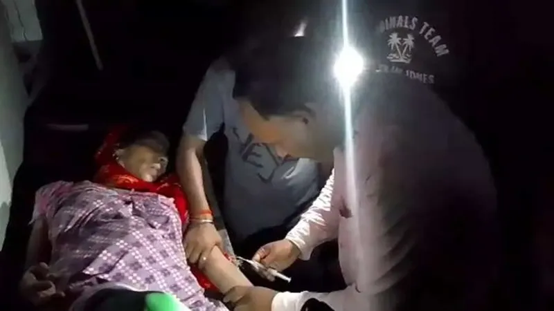 कहने को तो हरदोई मेडिकल कॉलेज, लेकिन व्यवस्था सीएचसी से भी बद्तर, टार्च की रोशनी में हो रहा मरीज का इलाज