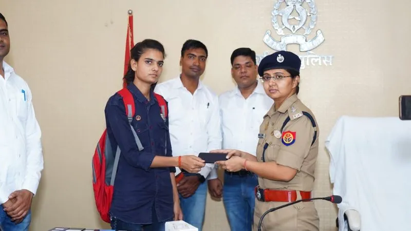 Hamirpur News : गुम हुए 501 मोबाइल संबंधित मालिकों को पुलिस ने सौंपे, जनपद व गैर जनपद से किए बरामद