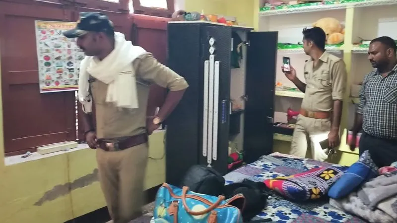 Hamirpur: SBI बैंक के कर्मचारी के घर को चोरों ने बनाया निशाना, लाखों की नकदी, जेवरात पार, जांच में जुटी पुलिस
