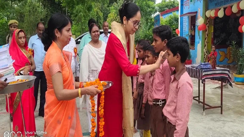 हरदोई: धूमधाम से मनाया गया स्कूलों में प्रवेश उत्सव, सीडीओ ने तिलक कर बच्चों का किया स्वागत