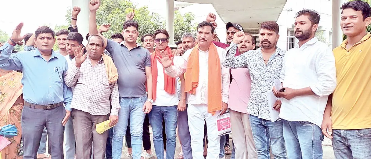 Rudrapur News: अंजनी विहार में जलभराव की समस्या से भड़के लोग, डीएम कार्यालय में किया प्रदर्शन