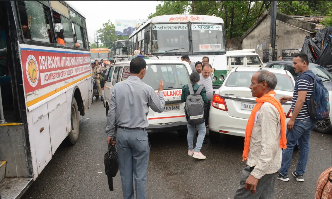 हल्द्वानी: कोतवाली से तिकोनिया तक जाम, बस अड्डे में फंस गई एंबुलेंस