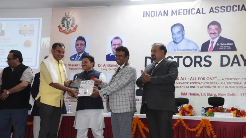 National Doctor Day 2023 : IMA हेड क्वार्टर नई दिल्ली में डॉ प्रवीन कटियार को दिया आईएम लीडरशिप अवार्ड
