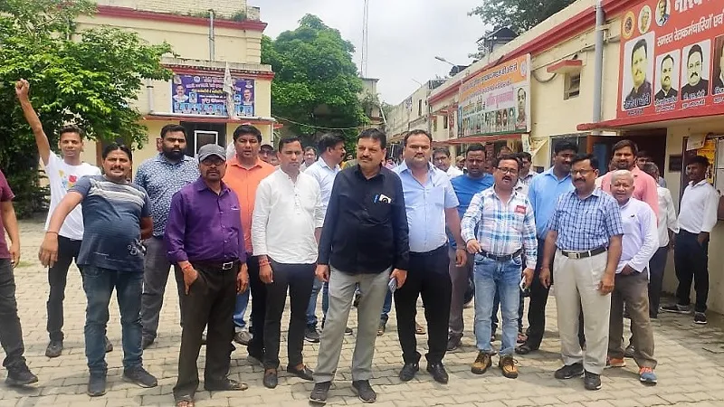 मुरादाबाद: डीईएन कार्यालय के बाहर नरमू का धरना, हंगामा