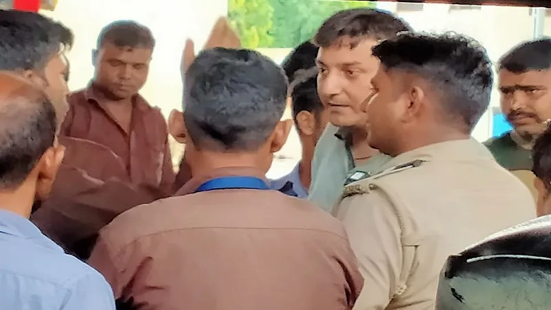 मुरादाबाद: बिस्कुट के साथ फ्री गिफ्ट न देने पर कैंटीन कर्मचारी व यात्री में विवाद
