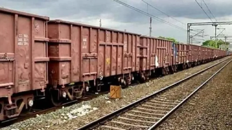 संभल: मालगाड़ी से कटकर सात गोवंश की मौत, रेलवे के अधिकारियों ने भी देखा घटनास्थल 