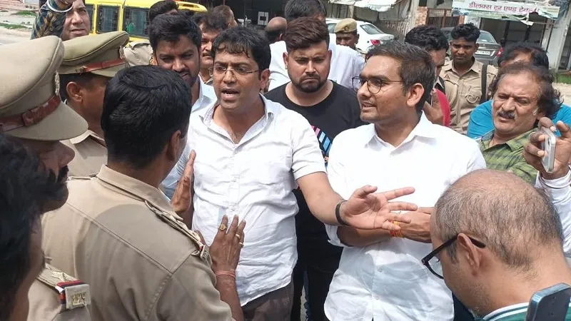 संभल: दिल्ली विधानसभा के मुख्य सचेतक की कार से पुलिस ने उतारा तिरंगा, नोकझोंक