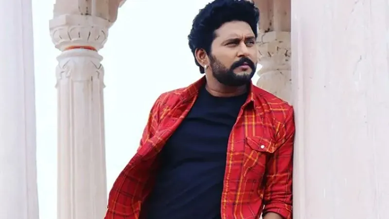 Bhojpuri: रोहतास के बीहड़ में 'डीएफओ' बने नजर आएंगे यश कुमार, शेयर की शेट की तस्वीर 