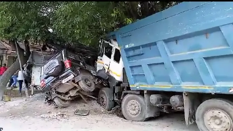 मुरादाबाद: बालू लदे डंपर ने टक्कर मार 10 मीटर तक घसीटा पीआरवी, वाहन में चालक और दो हेड कांस्टेबल थे सवार
