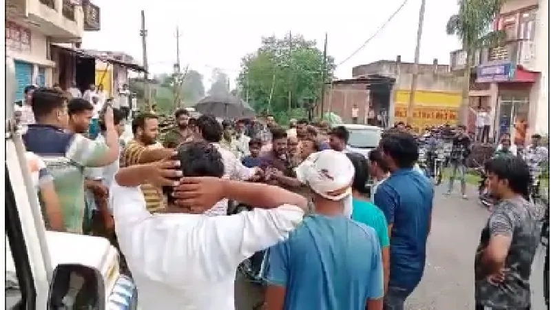 रामपुर : हरी मिर्च खरीदने से व्यापारी ने किया मना तो किसानों ने व्यापारी को लात-घूंसों से पीटा, देखिए  VIDEO