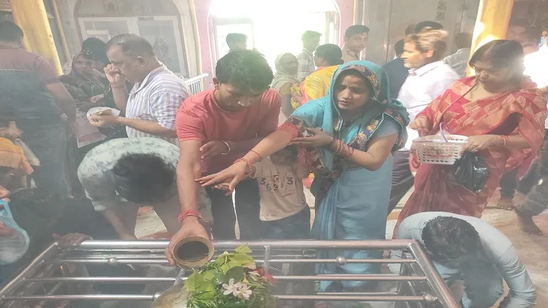 रामपुर : मंदिरों में गूंजे हर-हर महादेव के जयकारे, जलाभिषेक के लिए लगी भक्तों की भीड़