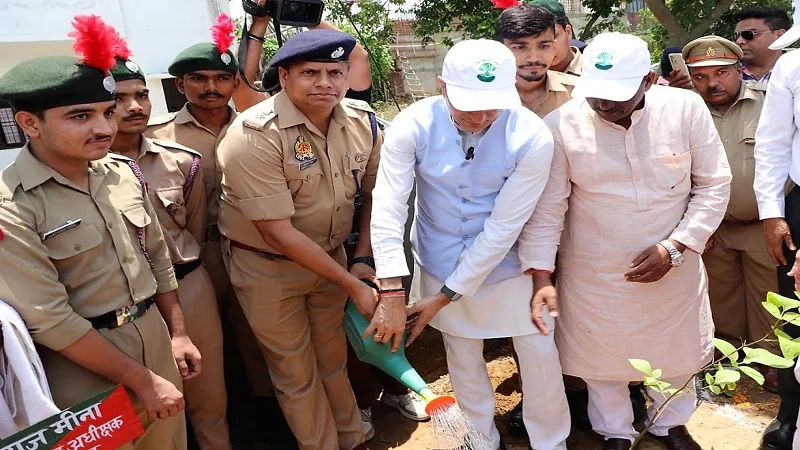 मुरादाबाद : प्रभारी मंत्री ने रुद्राक्ष का पौध रोपकर किया पौधरोपण अभियान का आरंभ