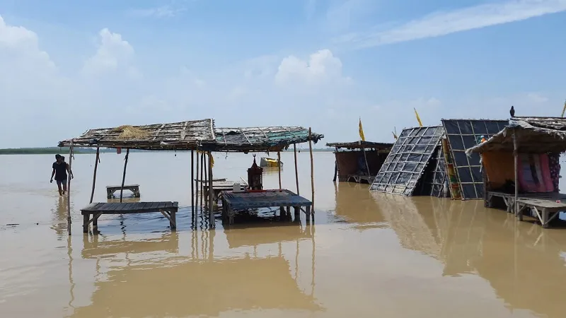 अमरोहा: तिगरी में गंगा का जलस्तर बढ़ा, घाट व पुरोहितों की झोपड़ियां जलमग्न