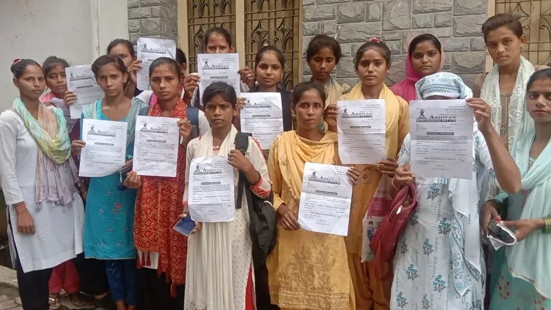 संभल: नौकरी का झांसा देकर युवतियों से लाखों ठग कर भागी कंपनी, हंगामा